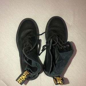 Dr. Martens women’s 1460 smooth black lace ups